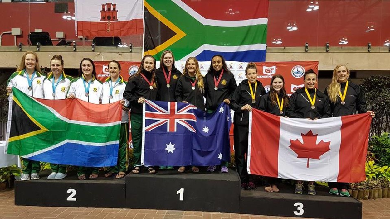 Manuelle Charbonneau (à droite) sur le podium à Durban, en Afrique du Sud Manuelle Charbonneau (à droite) sur le podium à Durban, en Afrique du Sud