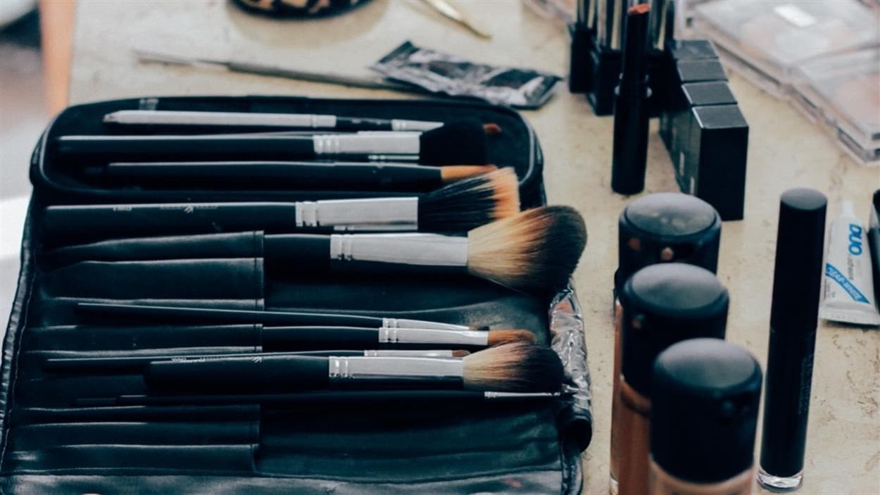 Des produits de beauté : pinceaux à maquillage, rouges à lèvres et fonds de teint. Des produits de beauté : pinceaux à maquillage, rouges à lèvres et fonds de teint.