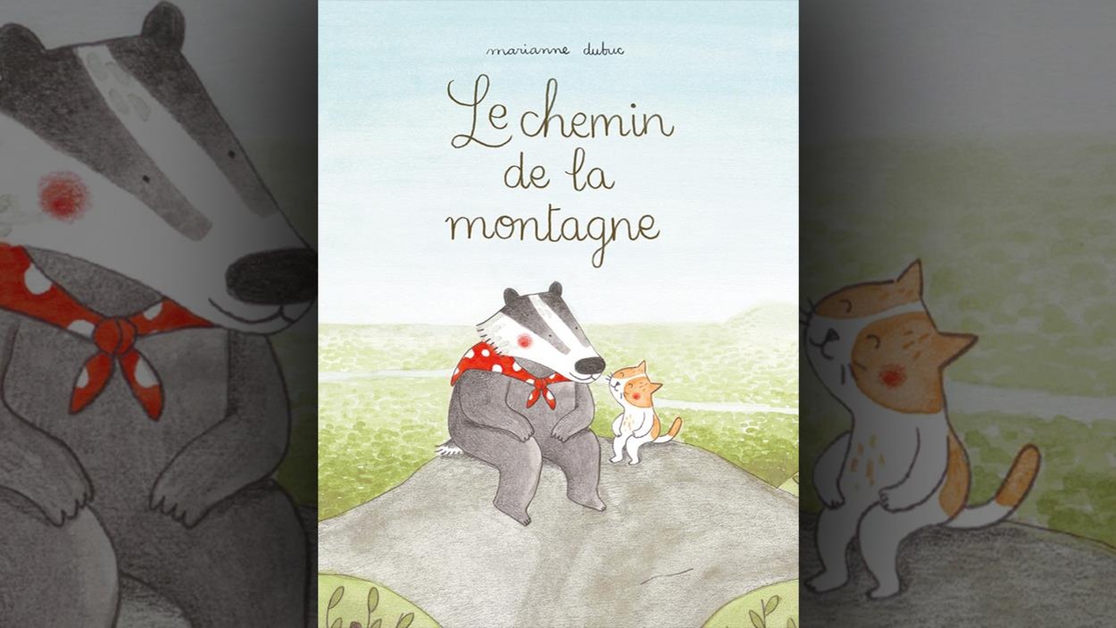 La couverture du livre <i>Le chemin de la montagne</i> de Marianne Dubuc est une illustration représentant un blaireau et un chat assis côte à côte sur une colline. Le titre est écrit en lettres cursives. La couverture du livre <i>Le chemin de la montagne</i> de Marianne Dubuc est une illustration représentant un blaireau et un chat assis côte à côte sur une colline. Le titre est écrit en lettres cursives.