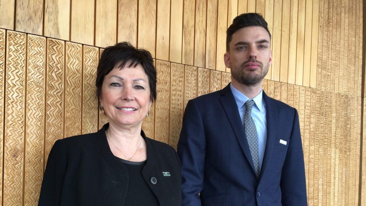 La protectrice du citoyen, Marie Rinfret et l'adjoint exécutif au Protecteur du citoyen, Me Robin Aubut Fréchette. La protectrice du citoyen, Marie Rinfret et l'adjoint exécutif au Protecteur du citoyen, Me Robin Aubut Fréchette.