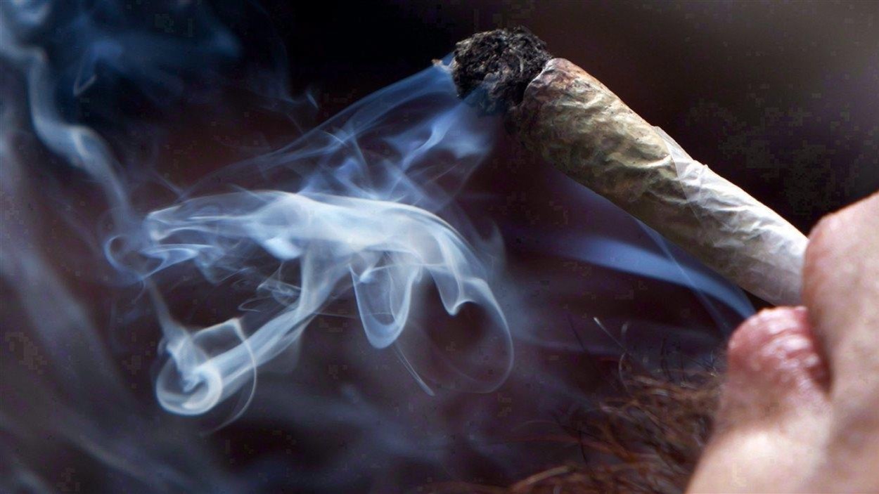 Une personne fumant de la marijuana. Une personne fumant de la marijuana.