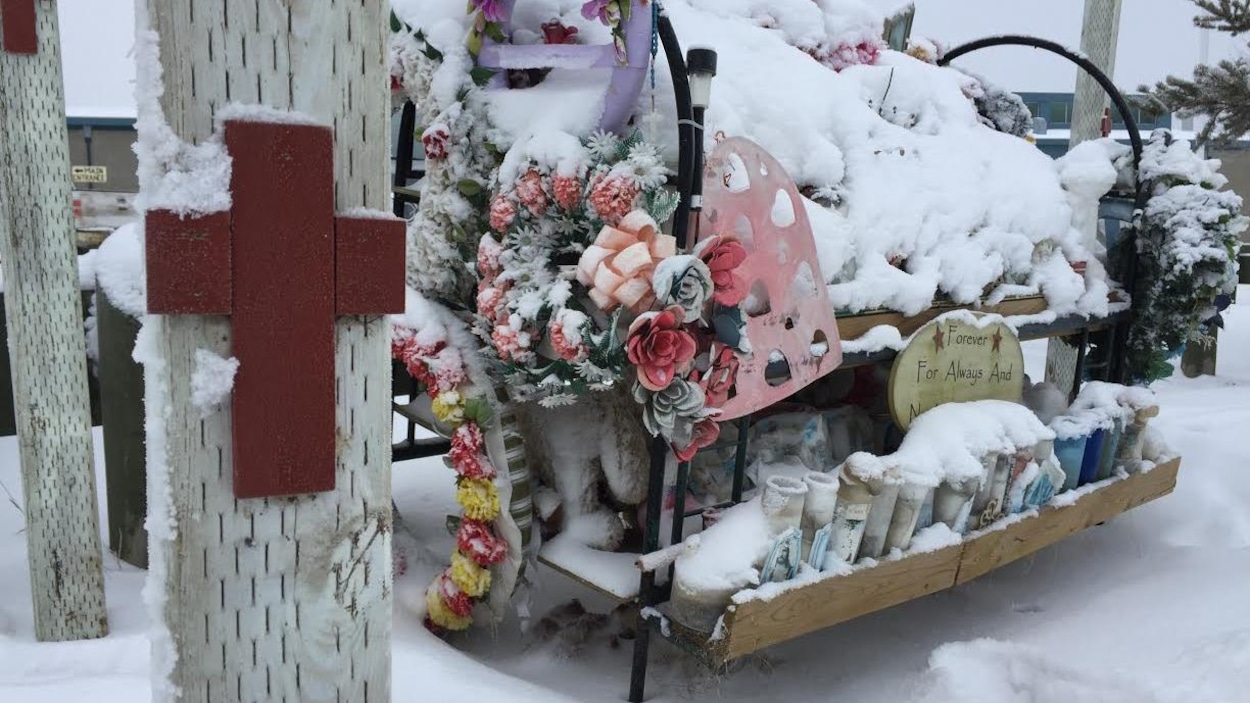 Des fleurs et des bougies ont été disposées devant l'école secondaire de La Loche. Des fleurs et des bougies ont été disposées devant l'école secondaire de La Loche.
