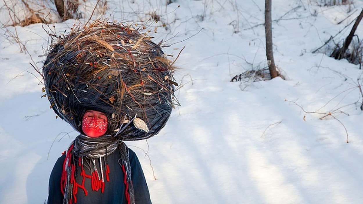 Meryl McMaster, Dream Catcher de la série « Wanderings », 2015, épreuve à développement chromogène. Meryl McMaster, Dream Catcher de la série « Wanderings », 2015, épreuve à développement chromogène.