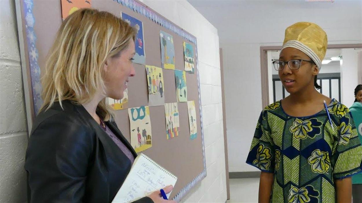 Miatta Dukuly discute avec Geneviève Murchison Miatta Dukuly discute avec Geneviève Murchison