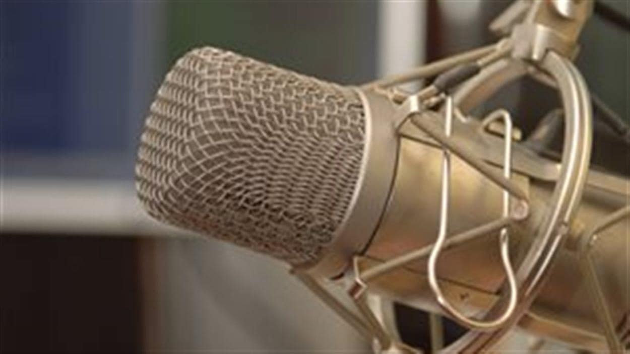Un micro de radio. Un micro de radio.