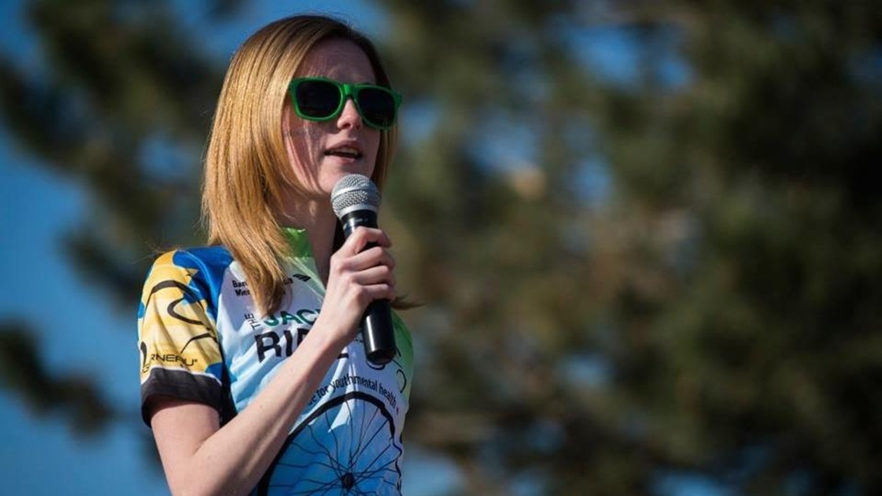 Molly Schoo parle de ce qu'elle a vécu devant un auditoire lors d'une campagne de financement pour l'organisme Jack Ride. Molly Schoo parle de ce qu'elle a vécu devant un auditoire lors d'une campagne de financement pour l'organisme Jack Ride.