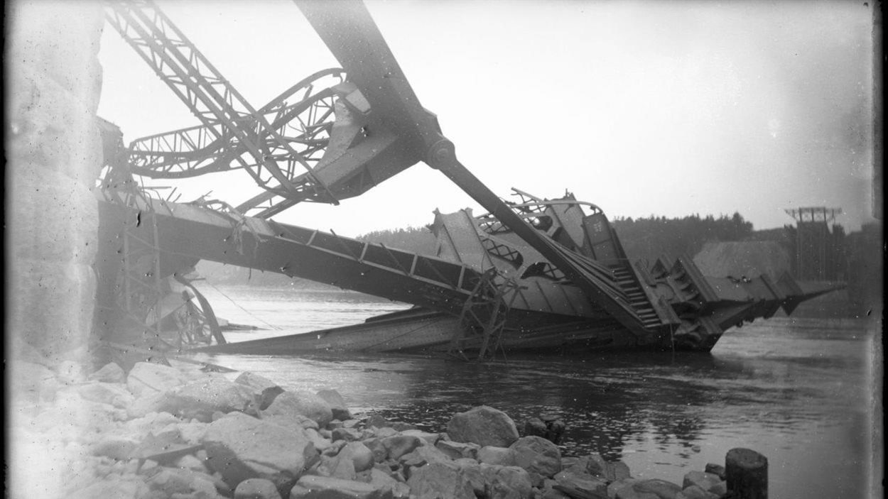 En s’effondrant, le 29 août 1907, le pont de Québec, en construction, emporte dans la mort 76 monteurs d’acier, dont 33 des 38 Mohawks présents. En s’effondrant, le 29 août 1907, le pont de Québec, en construction, emporte dans la mort 76 monteurs d’acier, dont 33 des 38 Mohawks présents.