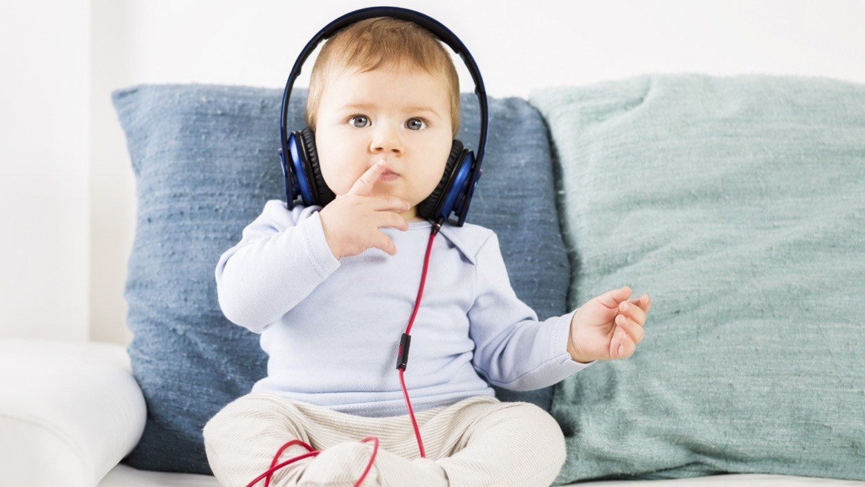Un bébé écoute de la musique. Un bébé écoute de la musique.