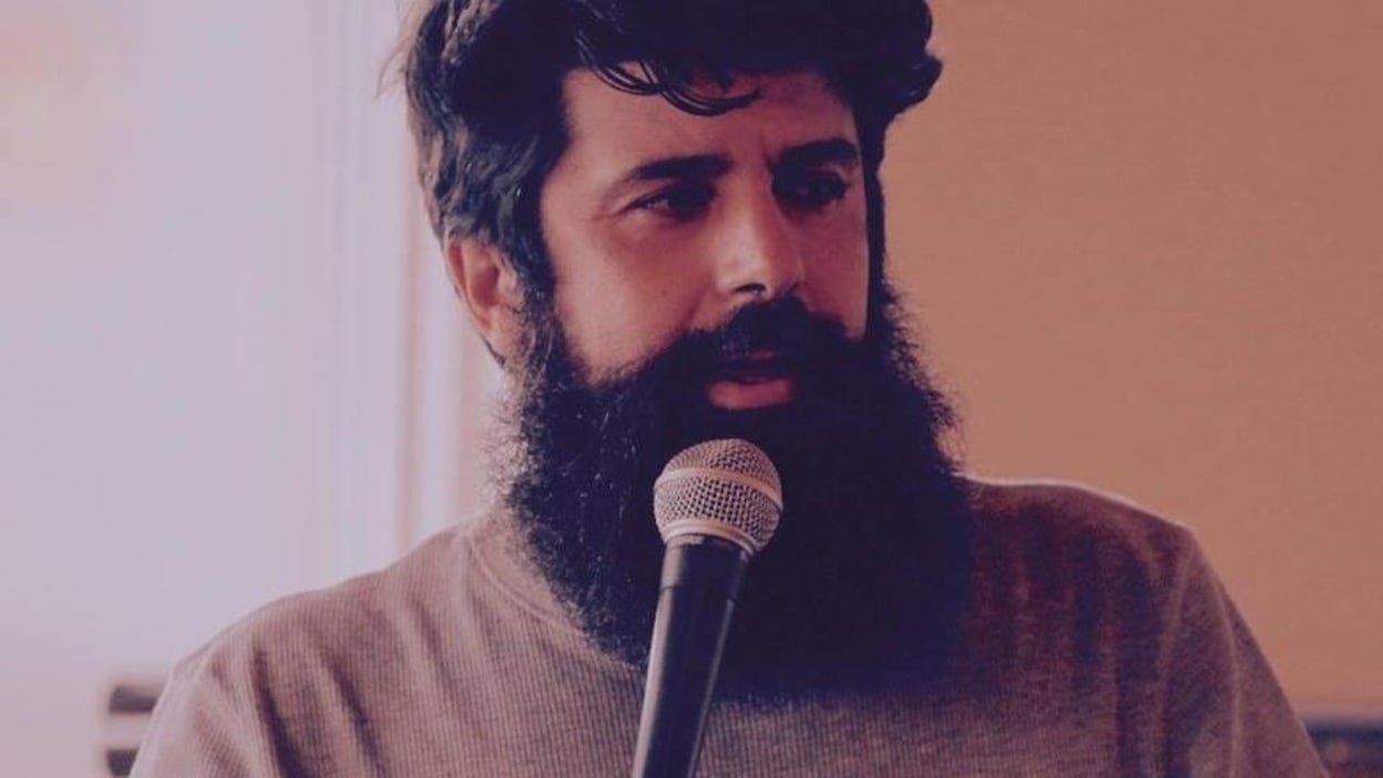 Le jeune humoriste devant un micro. Le jeune humoriste devant un micro.