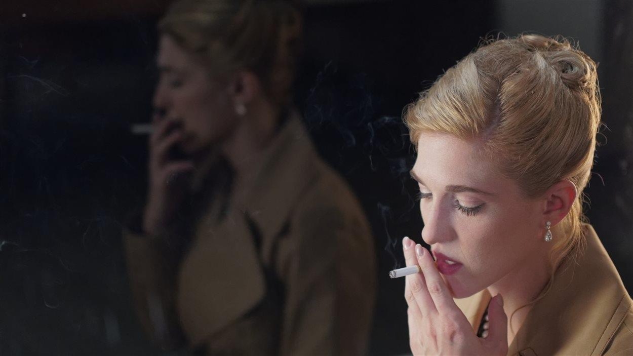 Mylène MacKay dans une scène du film <i>Nelly</i> Mylène MacKay dans une scène du film <i>Nelly</i>