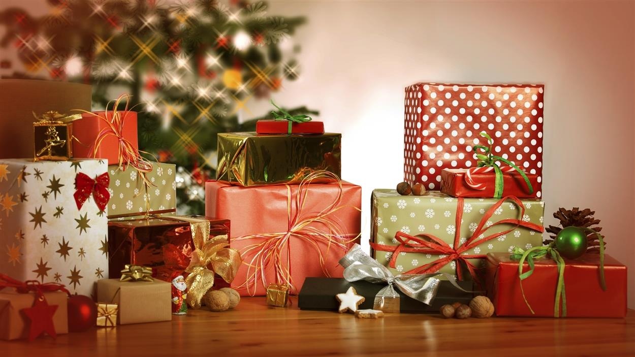 Des cadeaux de Noël sous un sapin décoré Des cadeaux de Noël sous un sapin décoré
