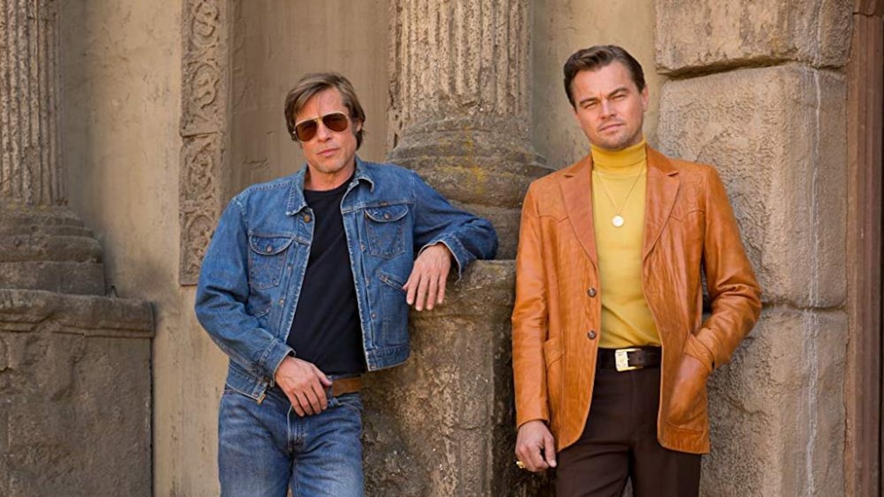 Brad Pitt et Leonardo DiCaprio posent en tenues de la fin des années 1960. Brad Pitt et Leonardo DiCaprio posent en tenues de la fin des années 1960.