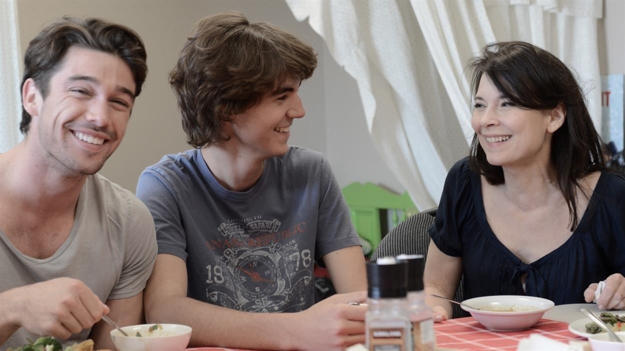 La comédienne Anne Dorval en compagnie de Joey Scarpellino et de Raphaël Grenier-Benoît sur le plateau de tournage de l'émission <i>Les Parent</i>.