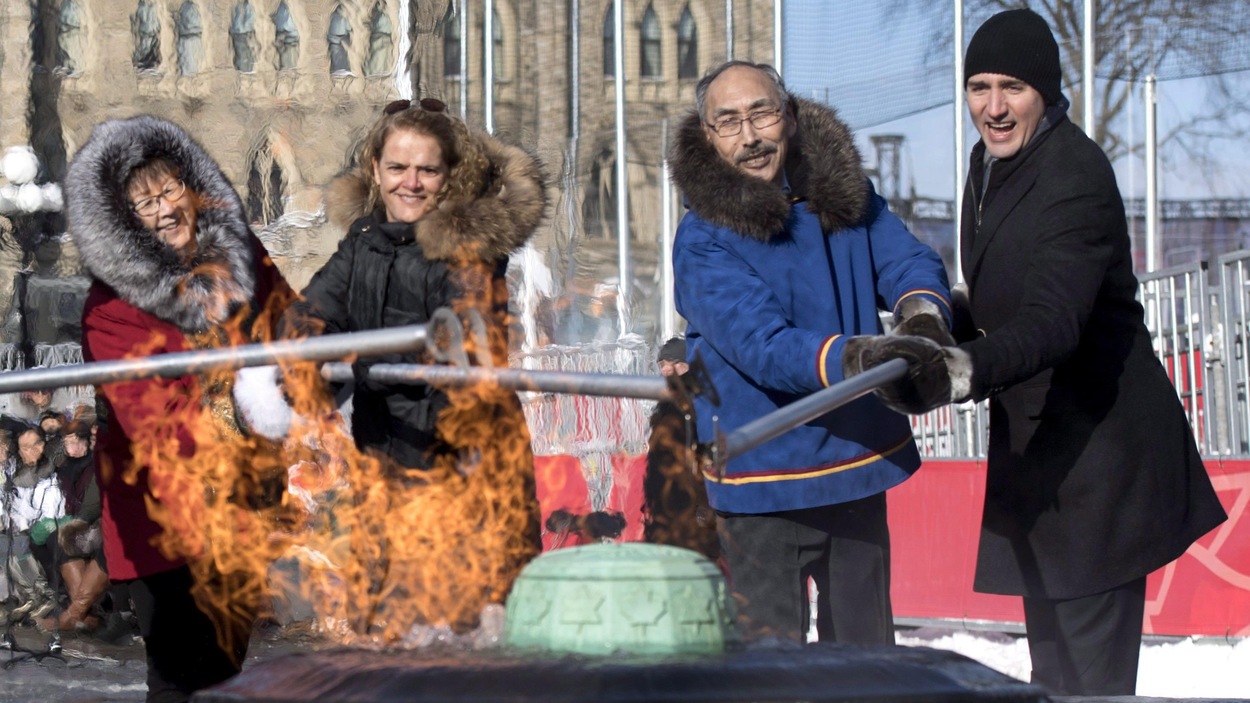 La commissaire du Nunavut Nellie Kusugak, la gouverneure générale Julie Payette, lepremier ministre du Nunavut Paul Quassa et le premier ministre canadien Justin Trudeau allument la flamme du Centenaire à Ottawa qui comporte désormais les symboles officiels du Nunavut La commissaire du Nunavut Nellie Kusugak, la gouverneure générale Julie Payette, lepremier ministre du Nunavut Paul Quassa et le premier ministre canadien Justin Trudeau allument la flamme du Centenaire à Ottawa qui comporte désormais les symboles officiels du Nunavut