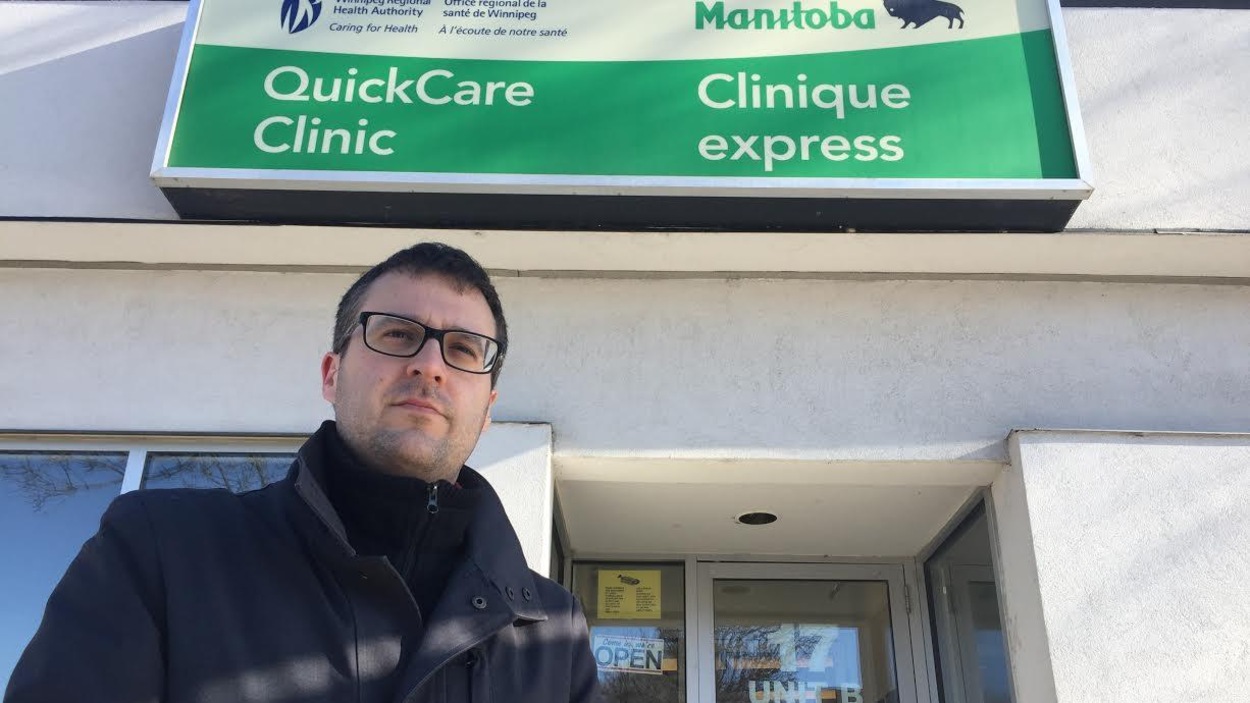 Pat Fortier devant la Clinique express de Saint-Boniface, à Winnipeg Pat Fortier devant la Clinique express de Saint-Boniface, à Winnipeg