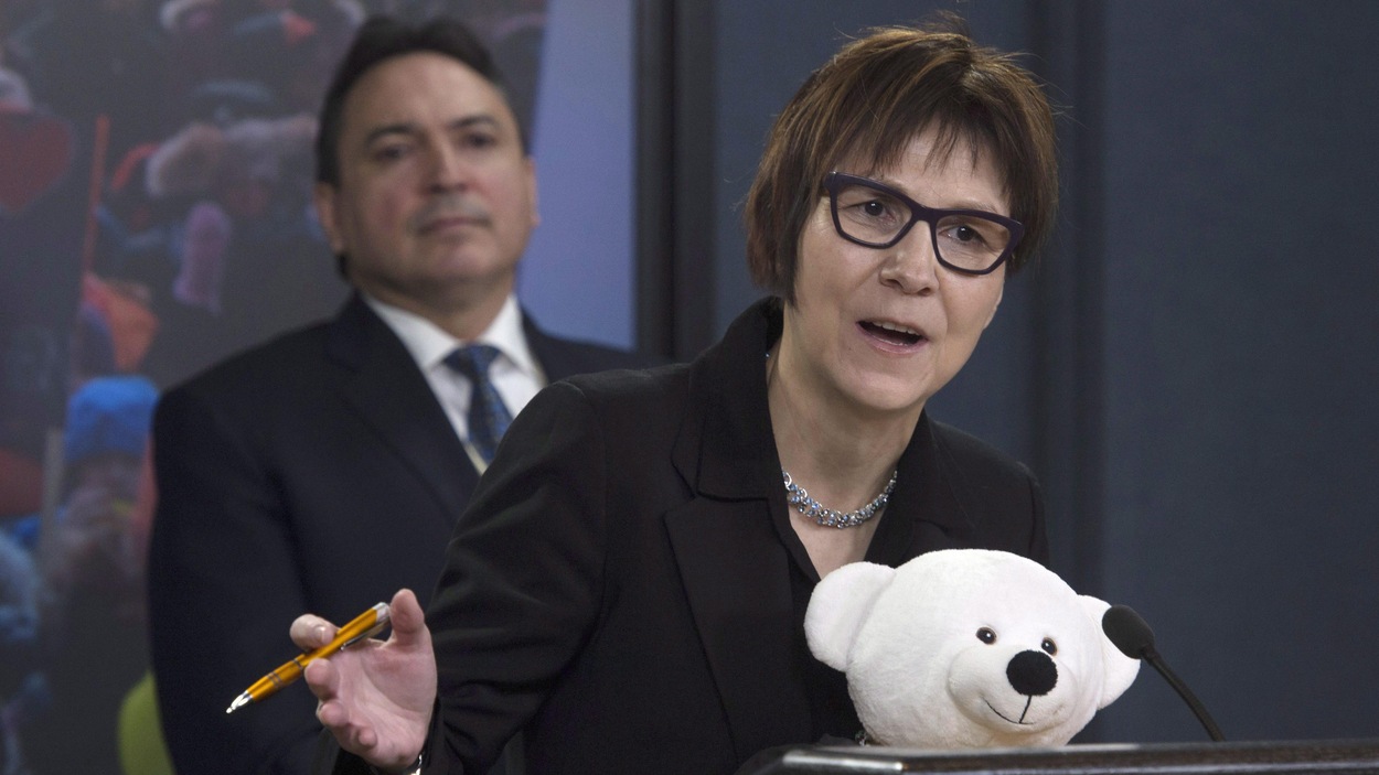 Cindy Blackstock, directrice générale de la Société de soutien à l'enfance et à la famille des Premières Nations, devant Perry Bellegarde, chef national de l'Assemblée des Premières Nations. Cindy Blackstock, directrice générale de la Société de soutien à l'enfance et à la famille des Premières Nations, devant Perry Bellegarde, chef national de l'Assemblée des Premières Nations.