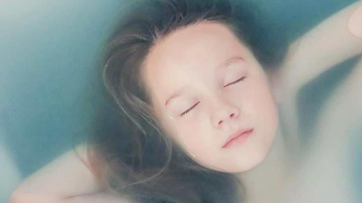 Photographie d'une enfant dans son bain. Photographie d'une enfant dans son bain.