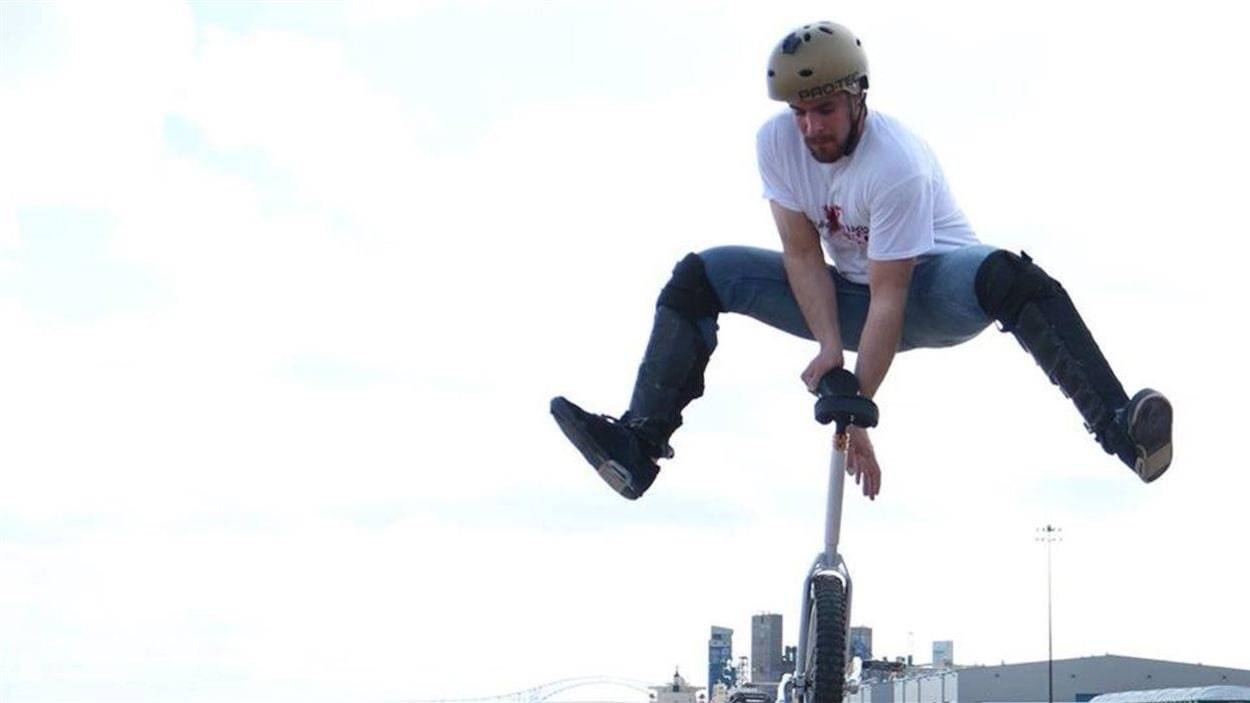 Pierre-Olivier Hudon pris sur le vif pendant un saut exécuté avec son monocycle au port de Trois-Rivières. Pierre-Olivier Hudon pris sur le vif pendant un saut exécuté avec son monocycle au port de Trois-Rivières.
