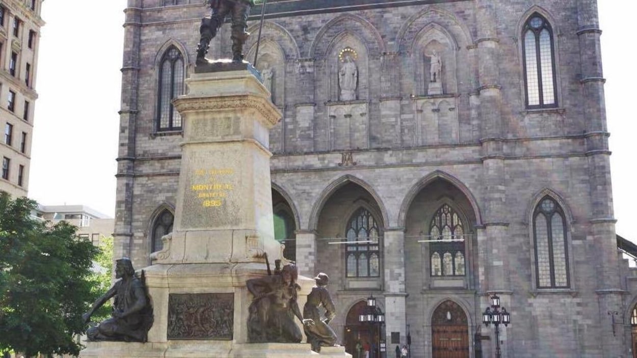 Une statue devant la basilique Notre-Dame Une statue devant la basilique Notre-Dame