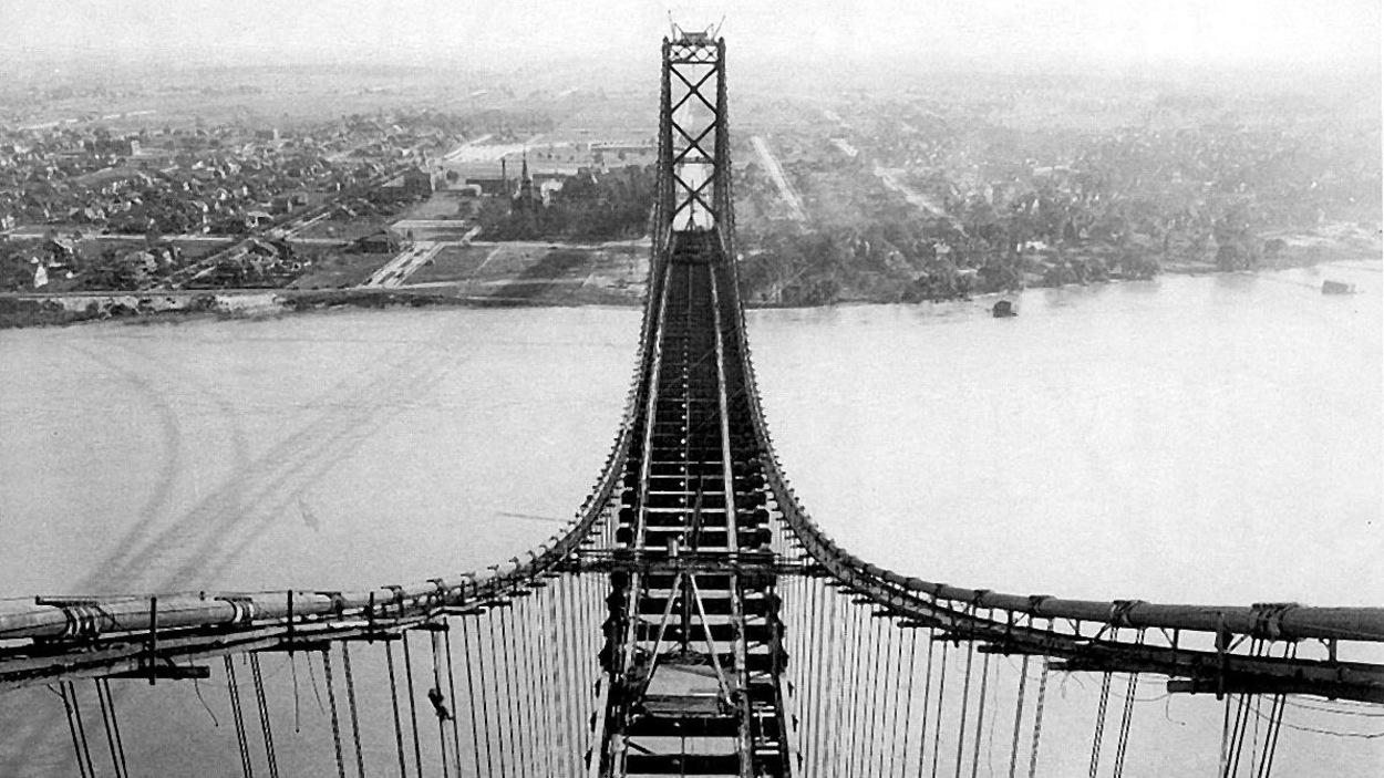 Vue du ciel, un pont en cours de construction Vue du ciel, un pont en cours de construction