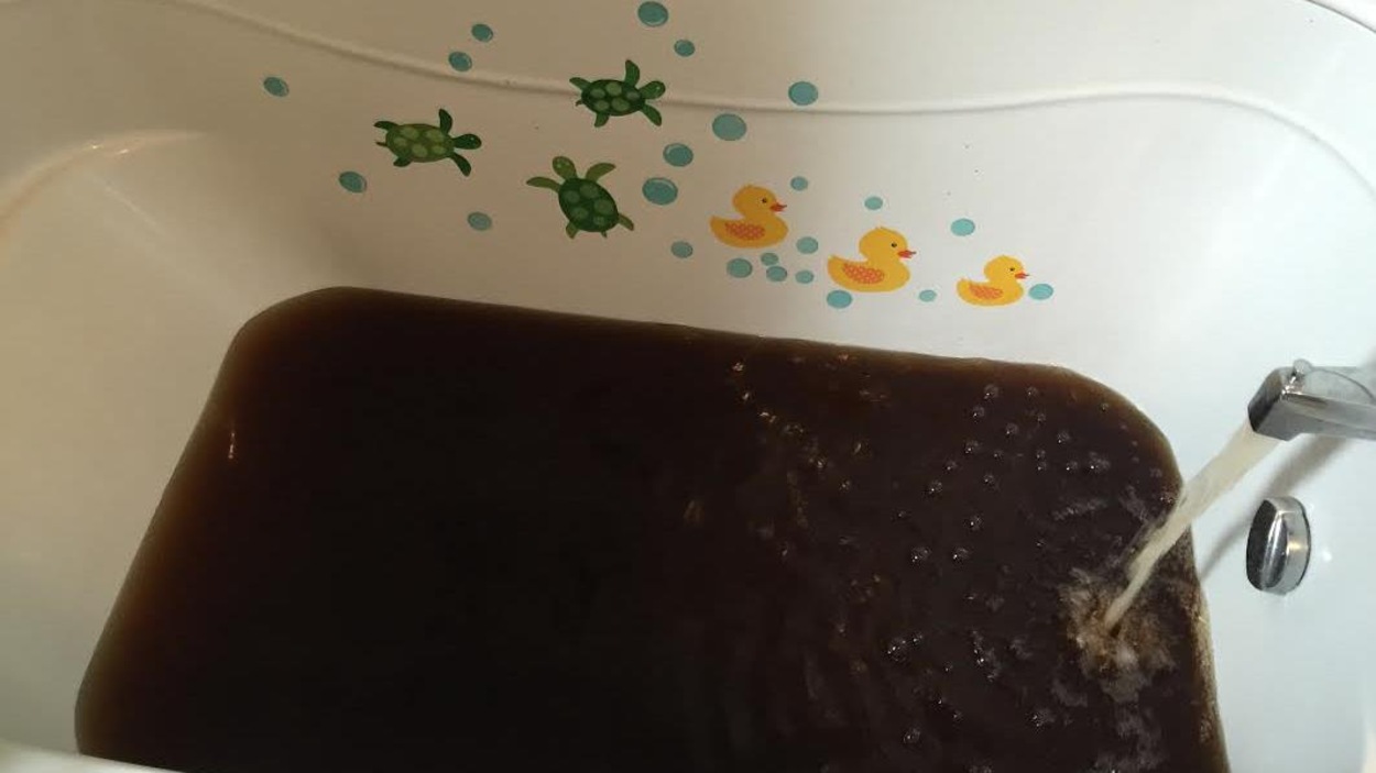 De l'eau brune dans un bain De l'eau brune dans un bain