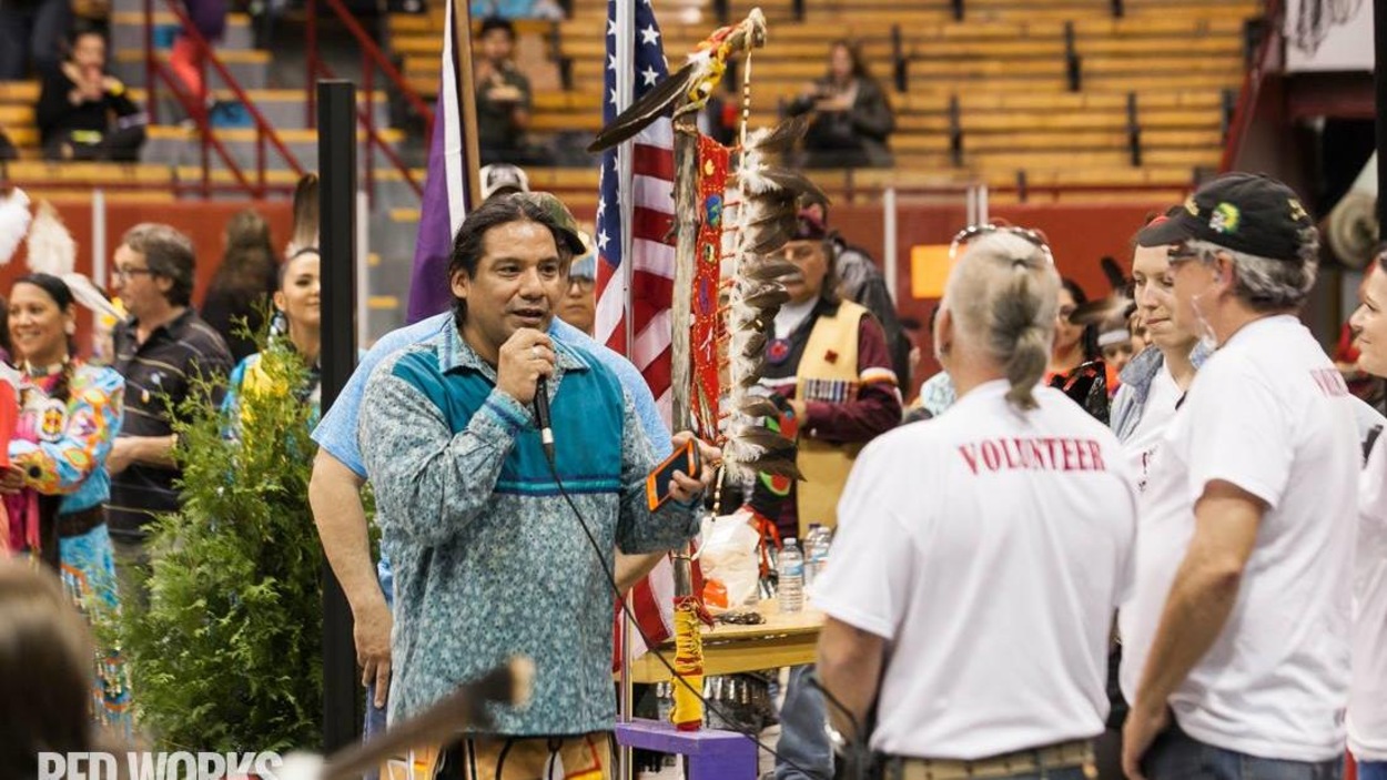 L'organisateur du pow-wow de Montréal 2017, Allan Harrington, devant l'Eagle Staff L'organisateur du pow-wow de Montréal 2017, Allan Harrington, devant l'Eagle Staff