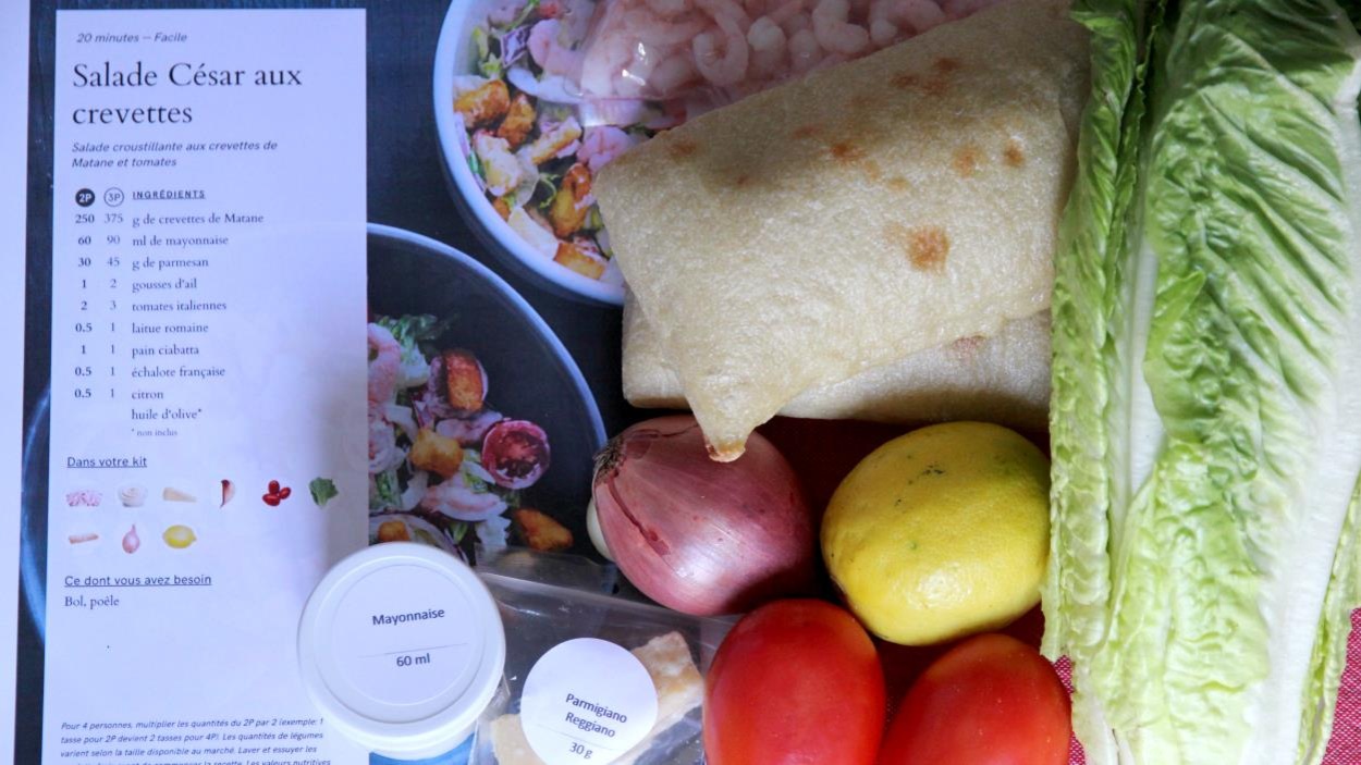 Les ingrédients réunis pour la recette de salade César aux crevettes de Cook It Les ingrédients réunis pour la recette de salade César aux crevettes de Cook It