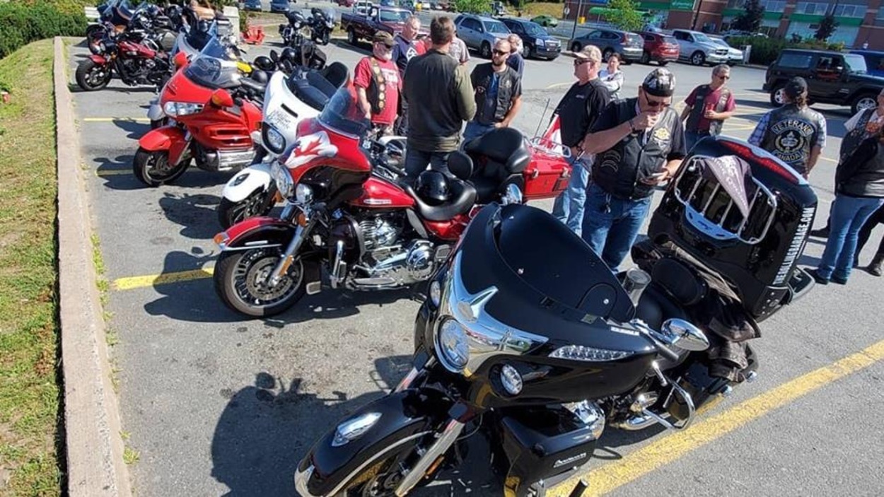 Des motocyclistes du Rolling Barrage lors d'une pause en Nouvelle-Écosse. Des motocyclistes du Rolling Barrage lors d'une pause en Nouvelle-Écosse.