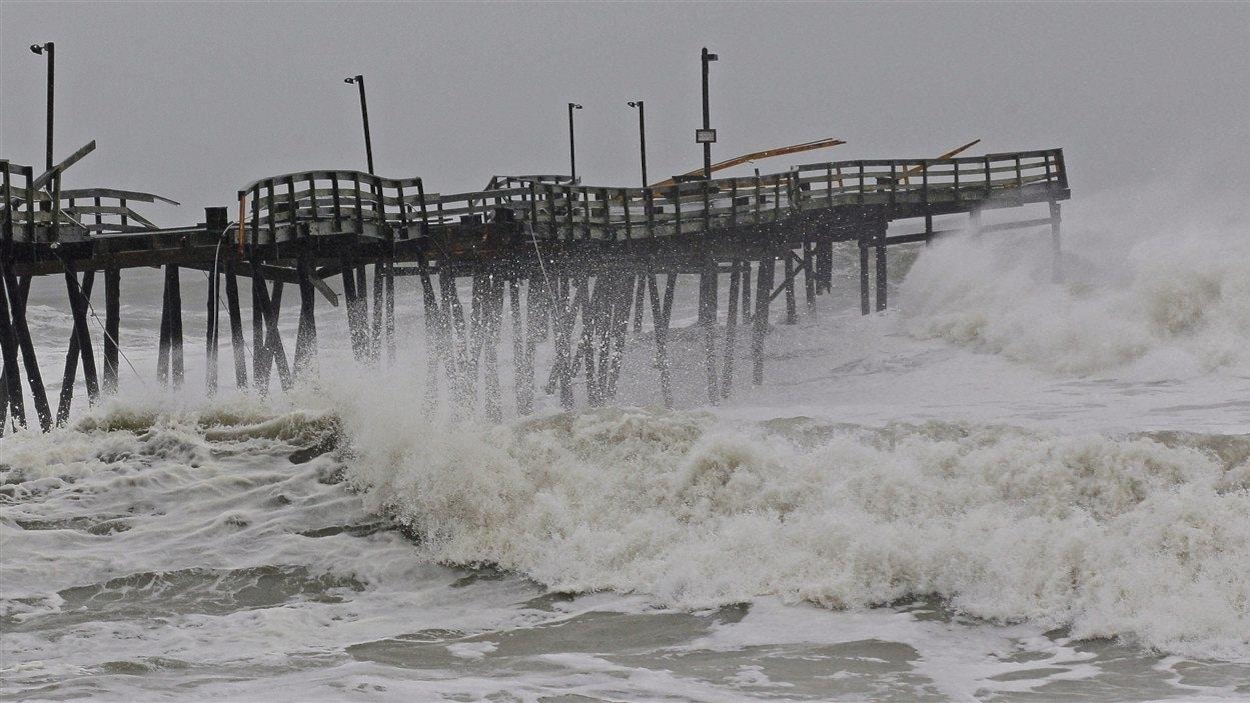 Les vagues provoquée par l'ouragan Sandy frappent contre une promenade à Kill Devil Hills, en Caroline du Nord. Les vagues provoquée par l'ouragan Sandy frappent contre une promenade à Kill Devil Hills, en Caroline du Nord.