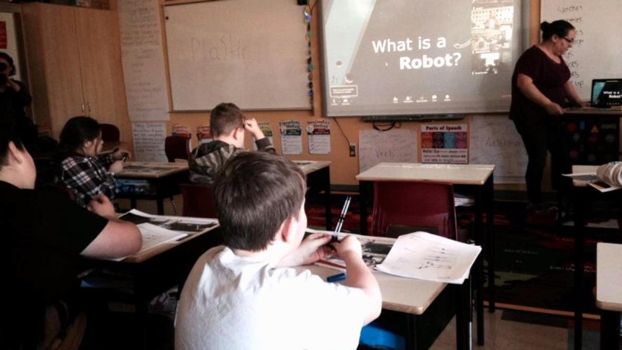Des élèves de 4e année de la Première Nation de Membertou en Nouvelle-Écosse apprennent codage et robotique. Des élèves de 4e année de la Première Nation de Membertou en Nouvelle-Écosse apprennent codage et robotique.