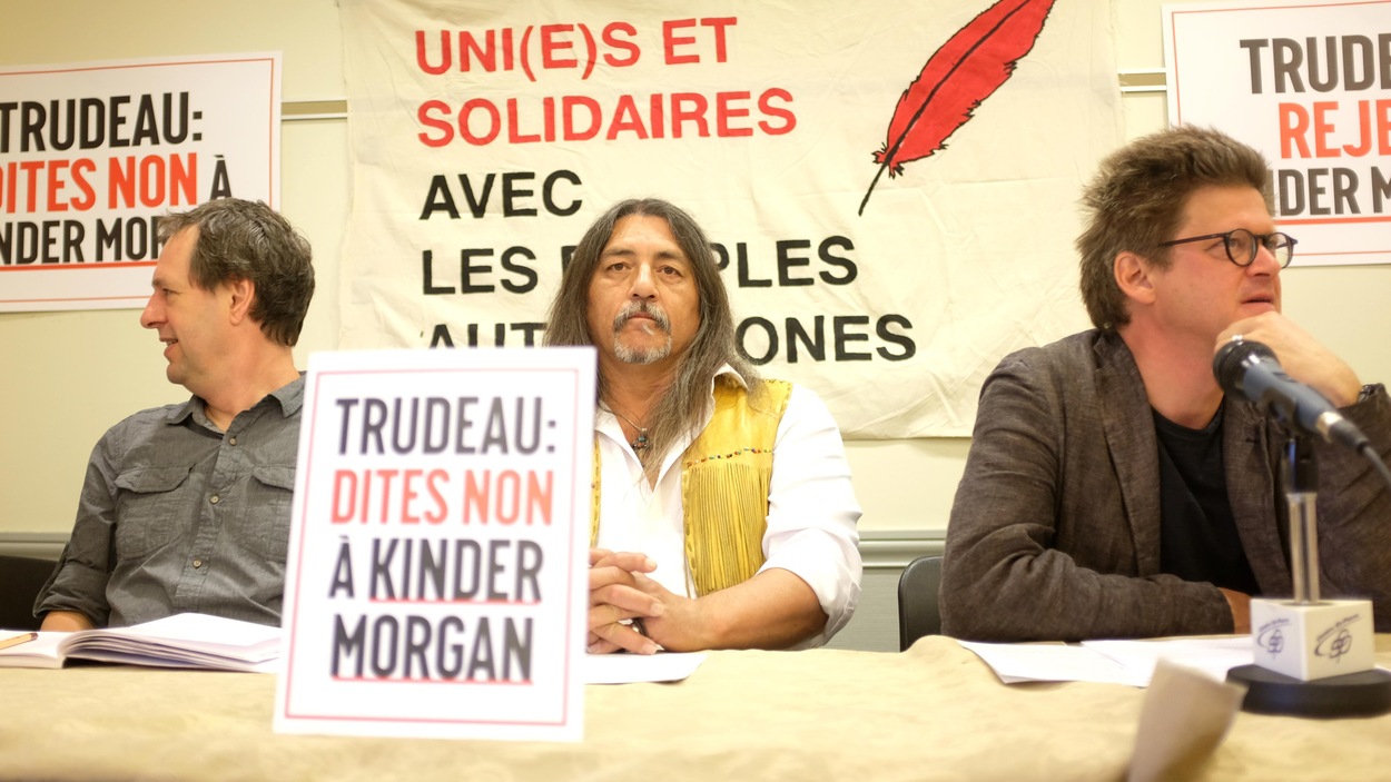 Le professeur Éric Pineau, le chef Serge Simon et l'auteur Dominic Champagne au point de presse Le professeur Éric Pineau, le chef Serge Simon et l'auteur Dominic Champagne au point de presse