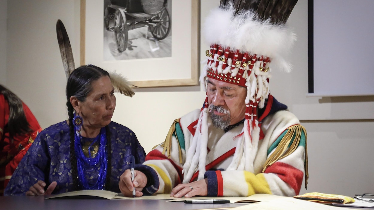 Casey Camp-Horinek, une activiste de la Première Nation Ponca dans l'Oklahoma signe la déclaration d'opposition au pipeline Kestone XL en compagnie de Stanley Grier, chef de la Première Nation Piikani de l'Alberta. Casey Camp-Horinek, une activiste de la Première Nation Ponca dans l'Oklahoma signe la déclaration d'opposition au pipeline Kestone XL en compagnie de Stanley Grier, chef de la Première Nation Piikani de l'Alberta.