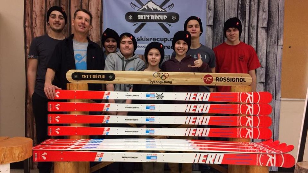 François Boucher et les jeunes de Skisrécup posent pour la caméra. François Boucher et les jeunes de Skisrécup posent pour la caméra.