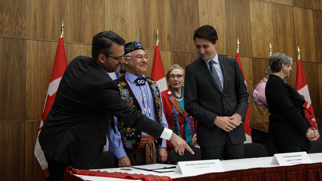 Le président du Ralliement national des Métis, Clément Chartier, et le premier ministre du Canada, Justin Trudeau, lors du sommet avec les Métis, avril 2017 Le président du Ralliement national des Métis, Clément Chartier, et le premier ministre du Canada, Justin Trudeau, lors du sommet avec les Métis, avril 2017