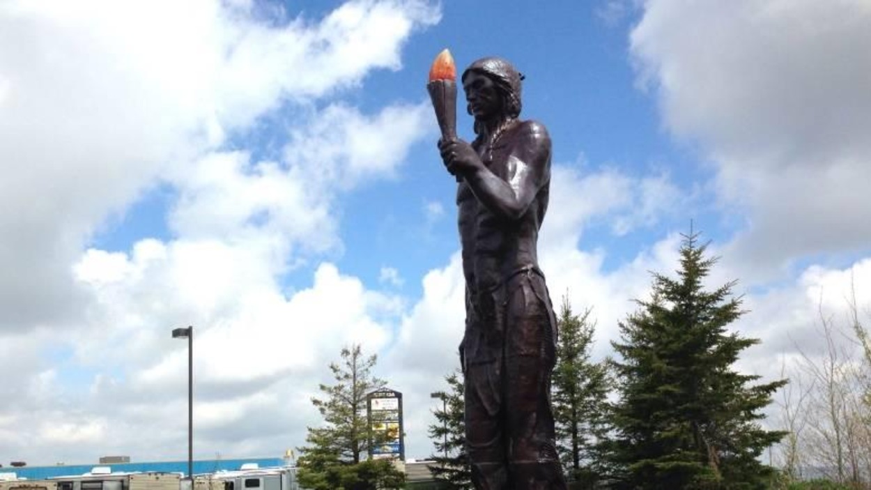 La statue de Glooscap se trouve dans la Première Nation Millbrook, en Nouvelle-Écosse. La statue de Glooscap se trouve dans la Première Nation Millbrook, en Nouvelle-Écosse.