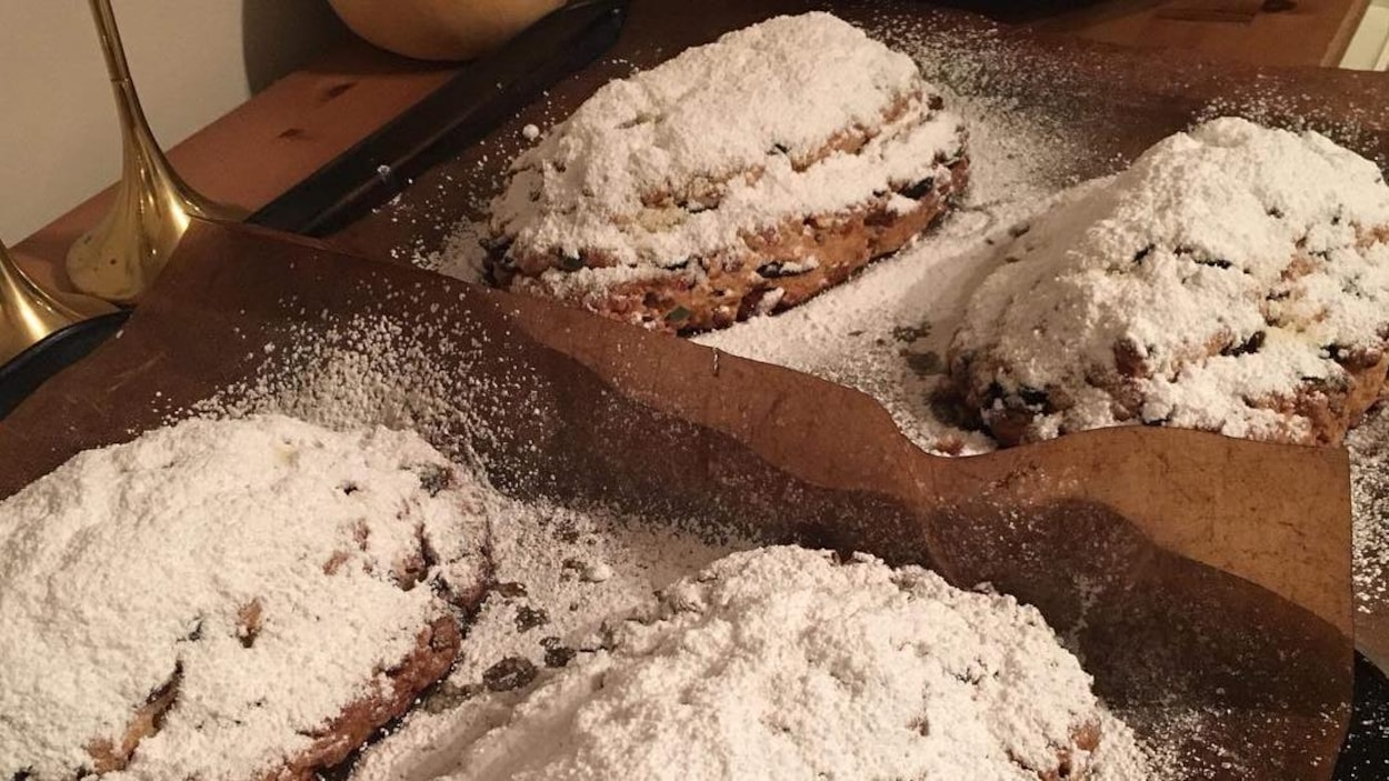 Quatre gâteaux stollen sur une table Quatre gâteaux stollen sur une table