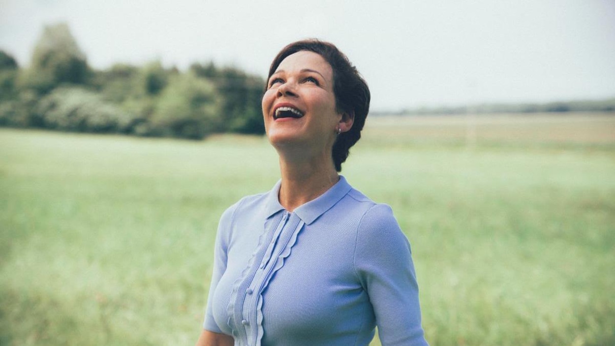 Une femme regarde vers le ciel. 