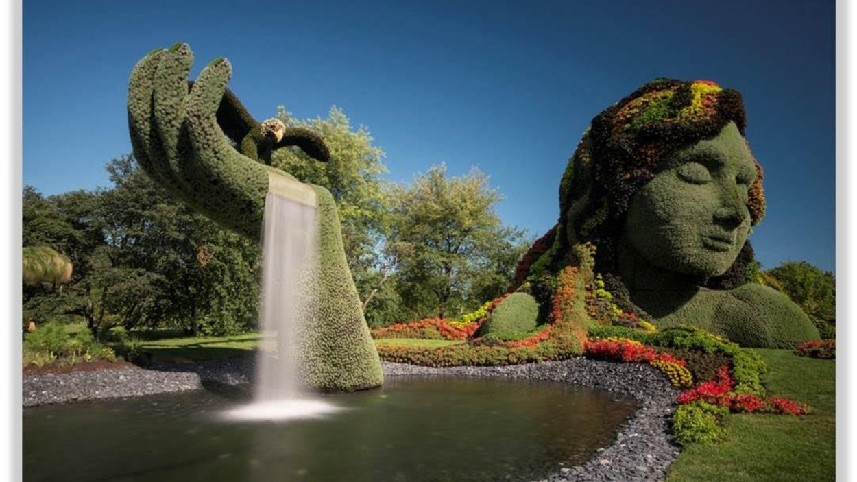 La Terre Mère est une oeuvre « signature » des Mosaïcultures internationales qui représente un buste de femme végétalisé. La Terre Mère est une oeuvre « signature » des Mosaïcultures internationales qui représente un buste de femme végétalisé.