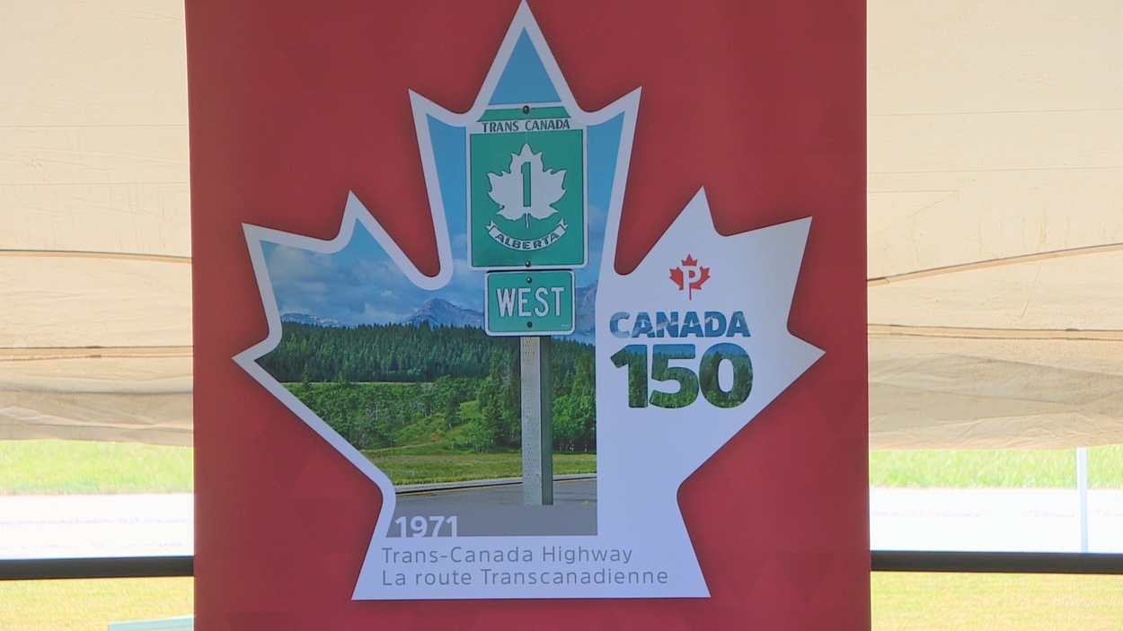 Un timbre rendant hommage à la route Transcanadienne a éré dévolié mardi à Regina. Un timbre rendant hommage à la route Transcanadienne a éré dévolié mardi à Regina.