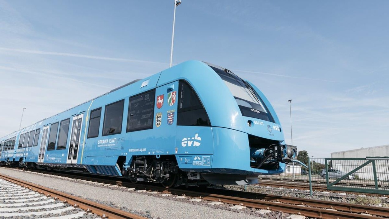 Une voiture de train sur ses rails, dans une arrière-gare. Une voiture de train sur ses rails, dans une arrière-gare.