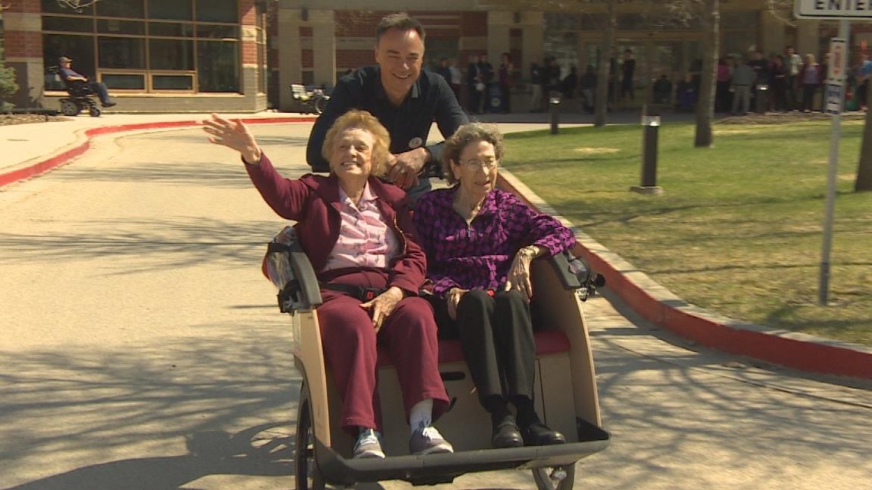 Le fondateur d'« À vélo sans âge », Ole Kassow, avec deux passagères bénévoles à Winnipeg Le fondateur d'« À vélo sans âge », Ole Kassow, avec deux passagères bénévoles à Winnipeg