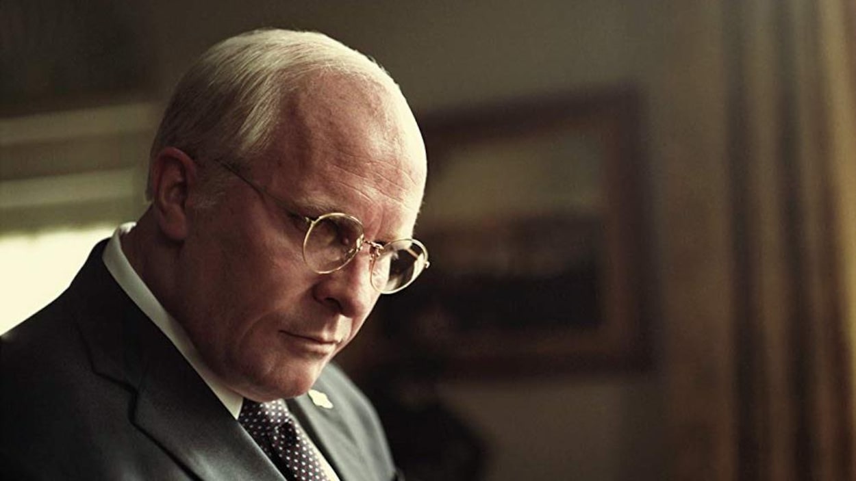Christian Bale, dans le rôle de Dick Cheney, a la tête penchée et regarde vers le bas. Christian Bale, dans le rôle de Dick Cheney, a la tête penchée et regarde vers le bas.
