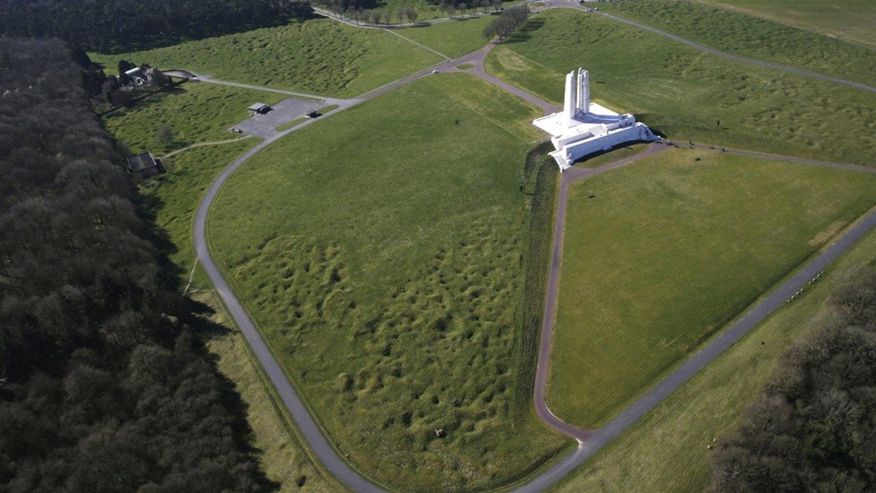 Une vue aérienne du Mémorial national du Canada, à Vimy, en France. Tout autour du monument, des cratères de bombes sont encore présents. Une vue aérienne du Mémorial national du Canada, à Vimy, en France. Tout autour du monument, des cratères de bombes sont encore présents.