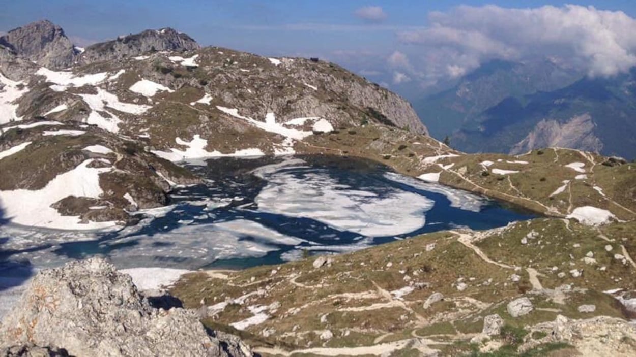 Un lac alpin à demi-glacé dans les Dolomites Un lac alpin à demi-glacé dans les Dolomites