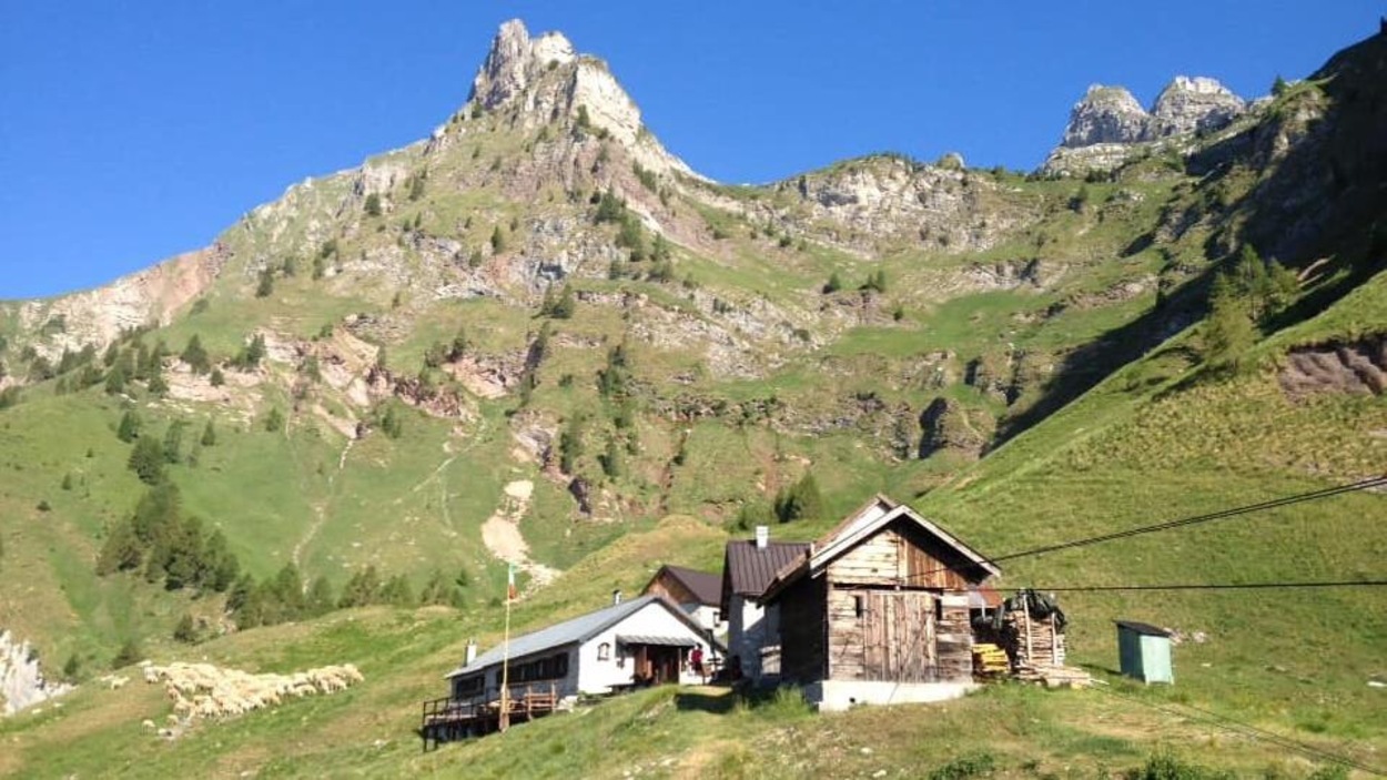 Un refuge dans le massif de montagnes des Dolomites, en Italie Un refuge dans le massif de montagnes des Dolomites, en Italie
