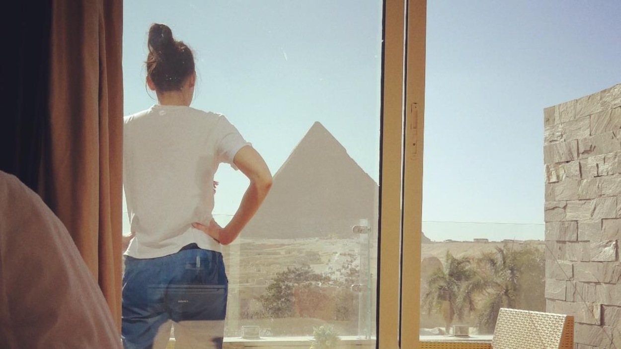 L'une des pyramides de Gizeh vue d'une chambre d'hôtel L'une des pyramides de Gizeh vue d'une chambre d'hôtel