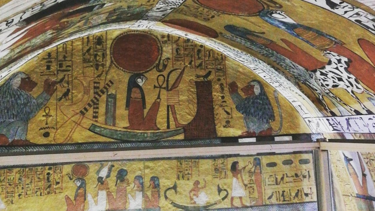 L'intérieur de la tombe de Sennedjem, à Louxor, en Égypte L'intérieur de la tombe de Sennedjem, à Louxor, en Égypte