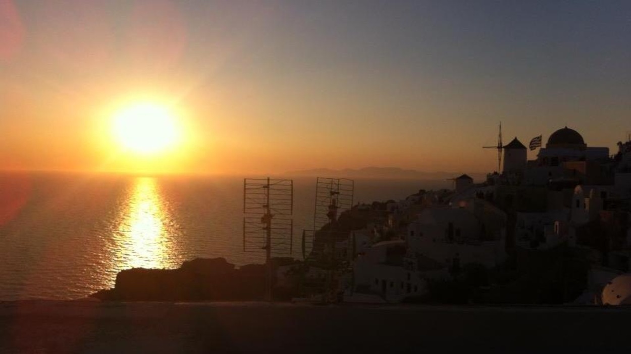 Un coucher de soleil à Oia, à Santorin Un coucher de soleil à Oia, à Santorin
