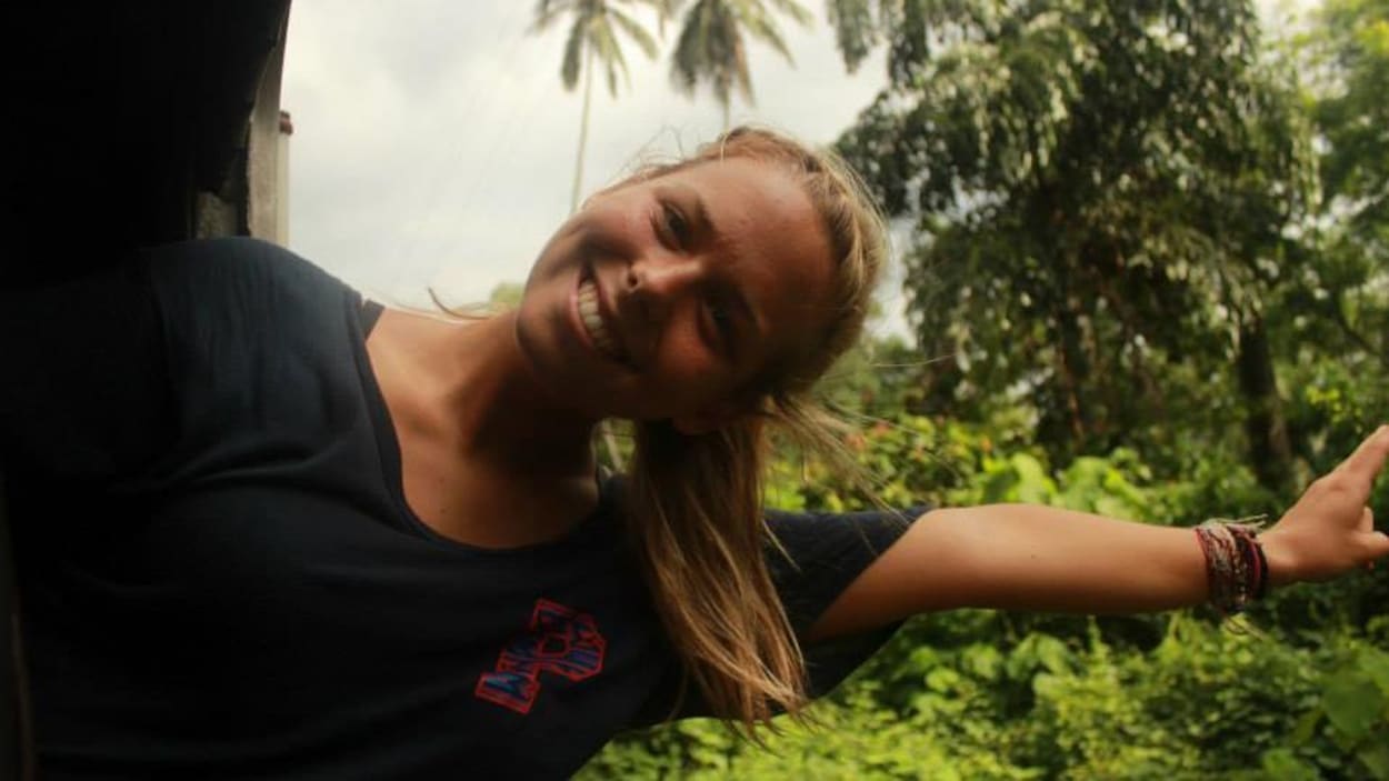 Mathilde Lafrenière-Cotnoir sortant la moitié de son corps d'un train au Sri Lanka Mathilde Lafrenière-Cotnoir sortant la moitié de son corps d'un train au Sri Lanka