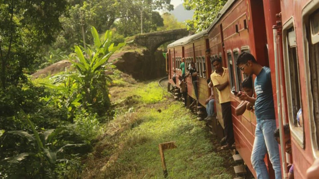 Des personnes voyageant en train au Sri Lanka. Des personnes voyageant en train au Sri Lanka.